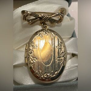 Vintage Gold Tone Bow Dangle Locket